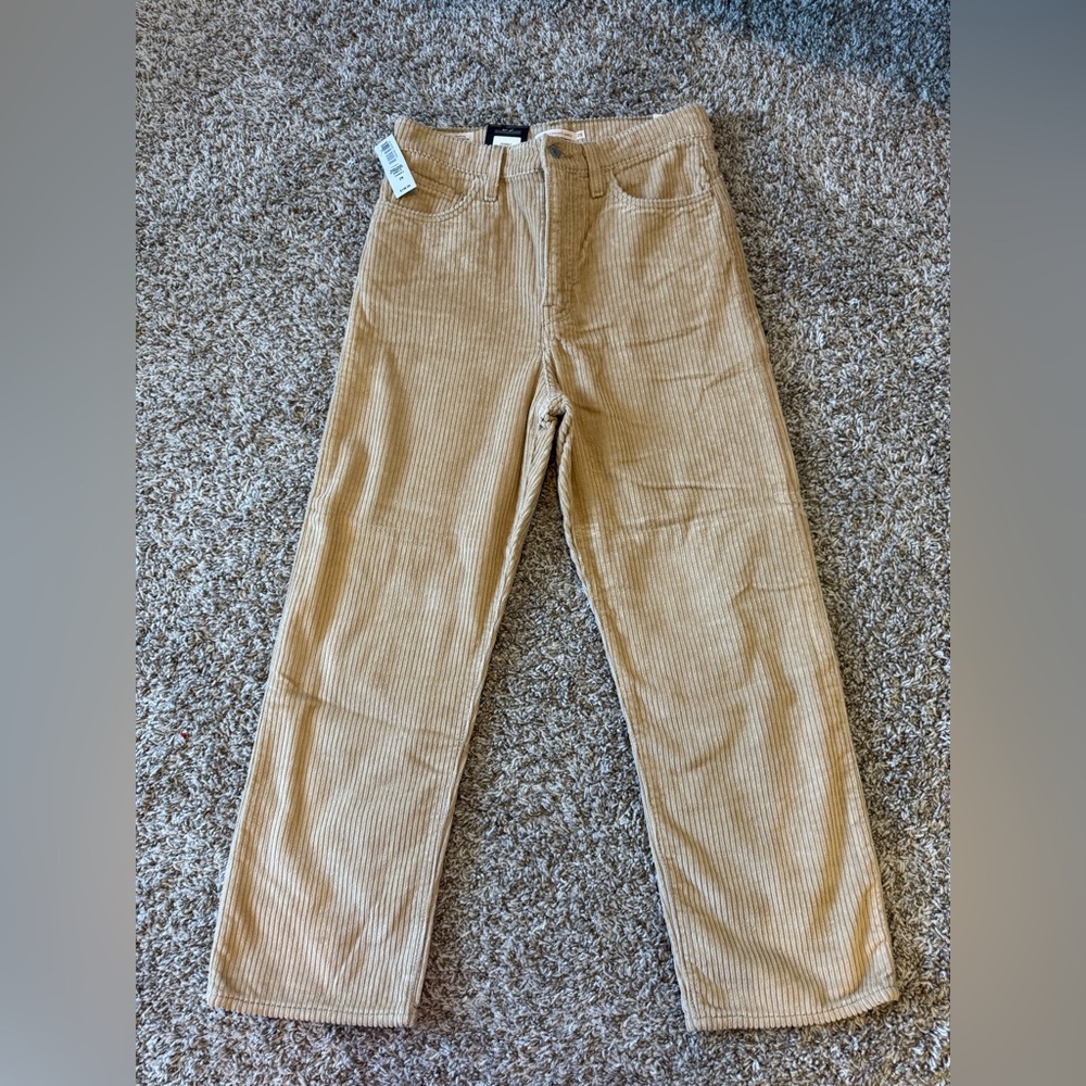 Levi’s Ribcage Straight Ankle corduroy pants size 29x27 in color golden. NWT.